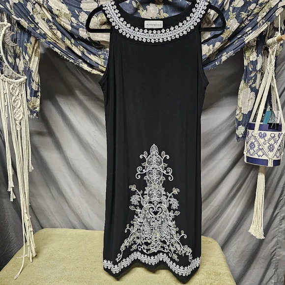Ronni Nicole Dresses | 3/$25 Ronni Nicole | Black Embroidered White & Gold Tunic Dress Size 12 | Color: Black/White | Size: 12 | Aeberry89'S Closet
